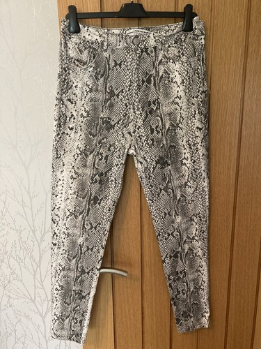 Stradivarius snake print